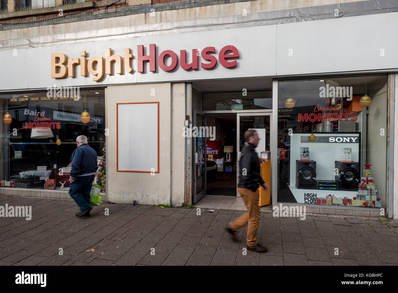 Cardiff, Wales, UK. 6Th nov 2017. location-vente brighthouse store front détaillant à Cardiff. le détaillant qui a eu à rembourser €14,8m à la suite d'une enquête menée par la Caf au début de cette année est mentionné dans la publication du paradis des papiers avec la reine elizabeth ii faisant un £10m d'investissement étranger privé via le duché de Lancaster qui supervisent les investissements de sa succession. Photo credit : Ian homer/Alamy live news Banque D'Images