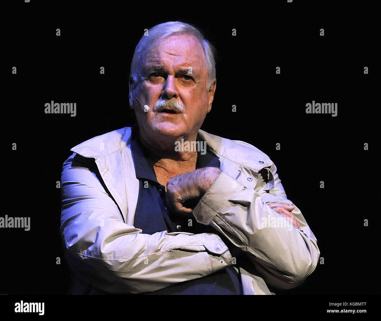 Melbourne, united states. 05Th nov, 2017. acteur, scénariste, producteur, comédien et John Cleese apparaît sur scène au centre king pour les arts de la scène le 5 novembre 2017 à Melbourne, en Floride. cleese répond aux questions du public après un examen préalable de Monty Python et le saint graal. crédit : Paul Hennessy/Alamy live news Banque D'Images