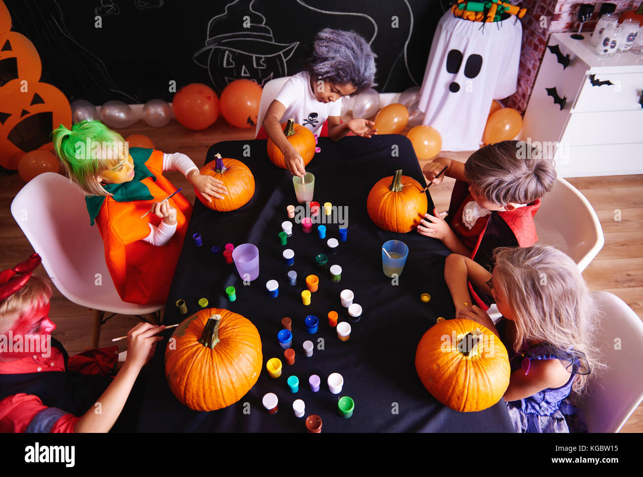 Peintures d'enfants un potiron pour halloween Banque D'Images