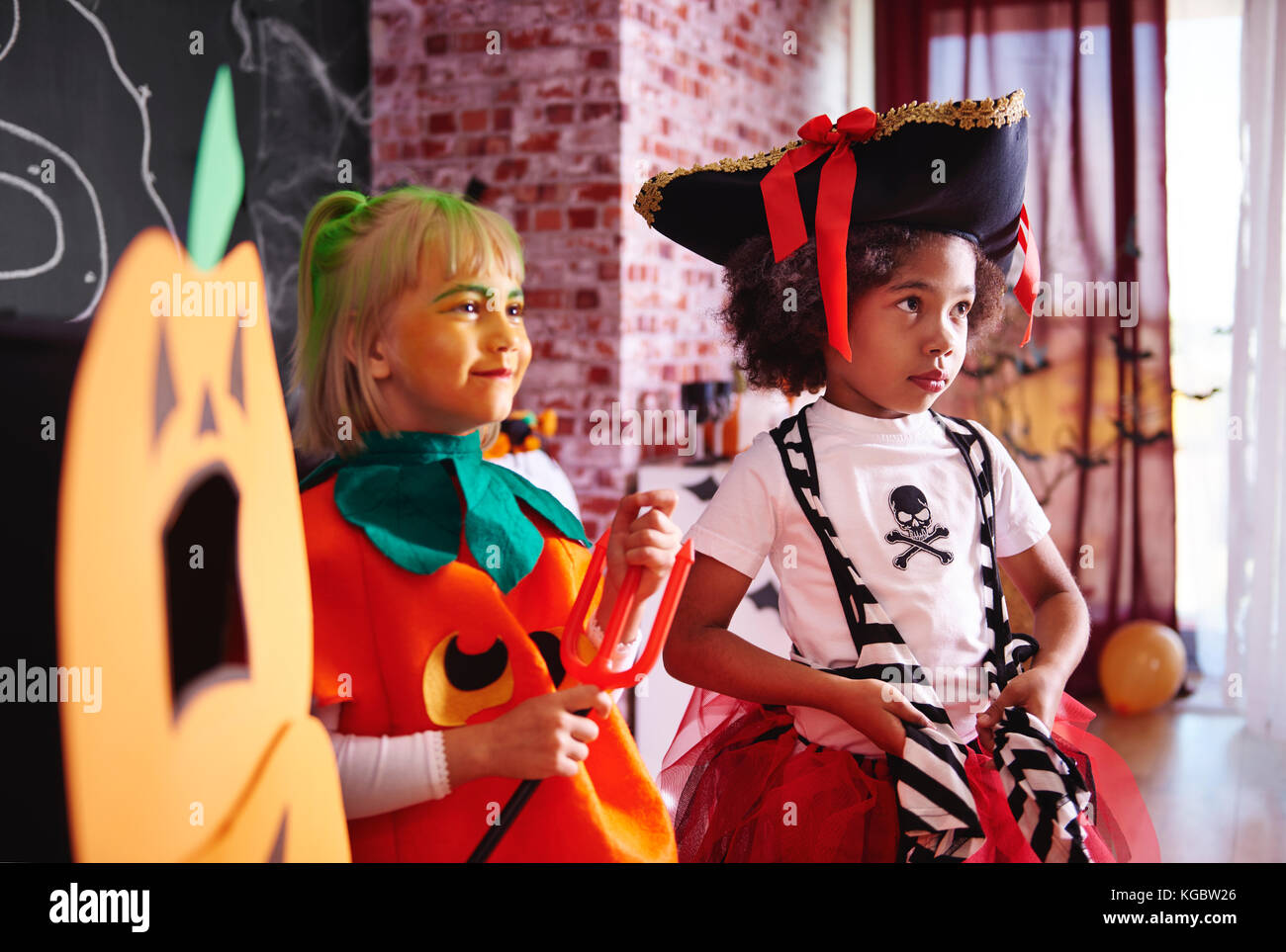 Deux filles célébrant Halloween party Banque D'Images