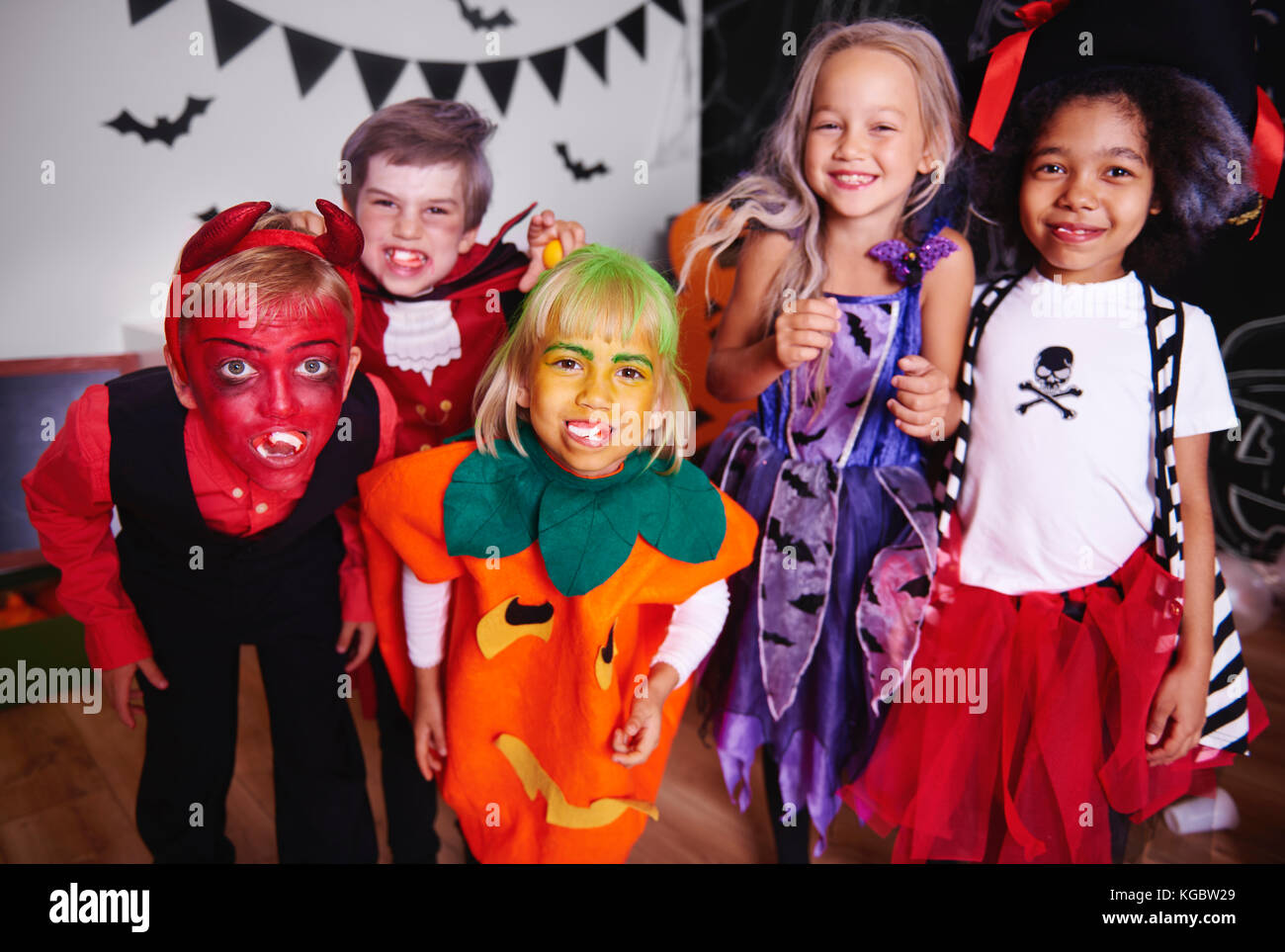 Les enfants posant en costume halloween Banque D'Images