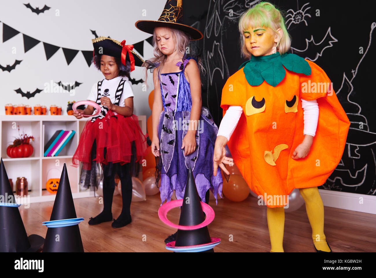 Les enfants participent activement passer du temps à Halloween party Banque D'Images