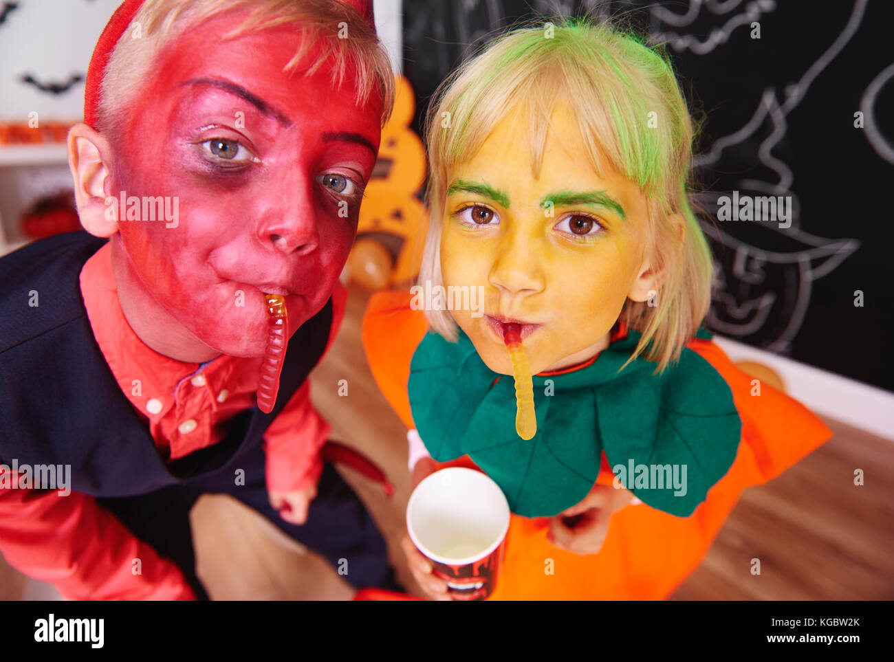 Les enfants de manger les vers gommeux à l'halloween Banque D'Images
