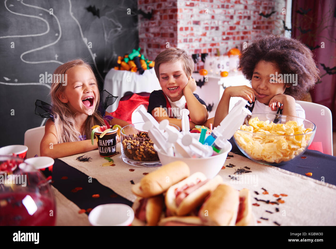Les enfants en costumes de halloween d'avoir un snack Banque D'Images