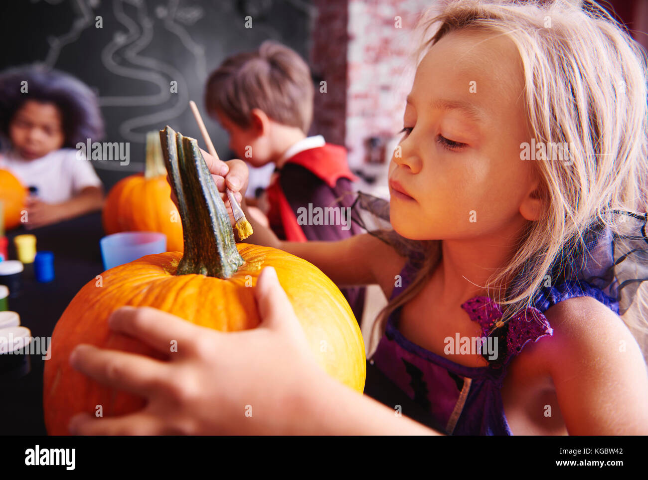 Les enfants préparer un potiron pour halloween Banque D'Images
