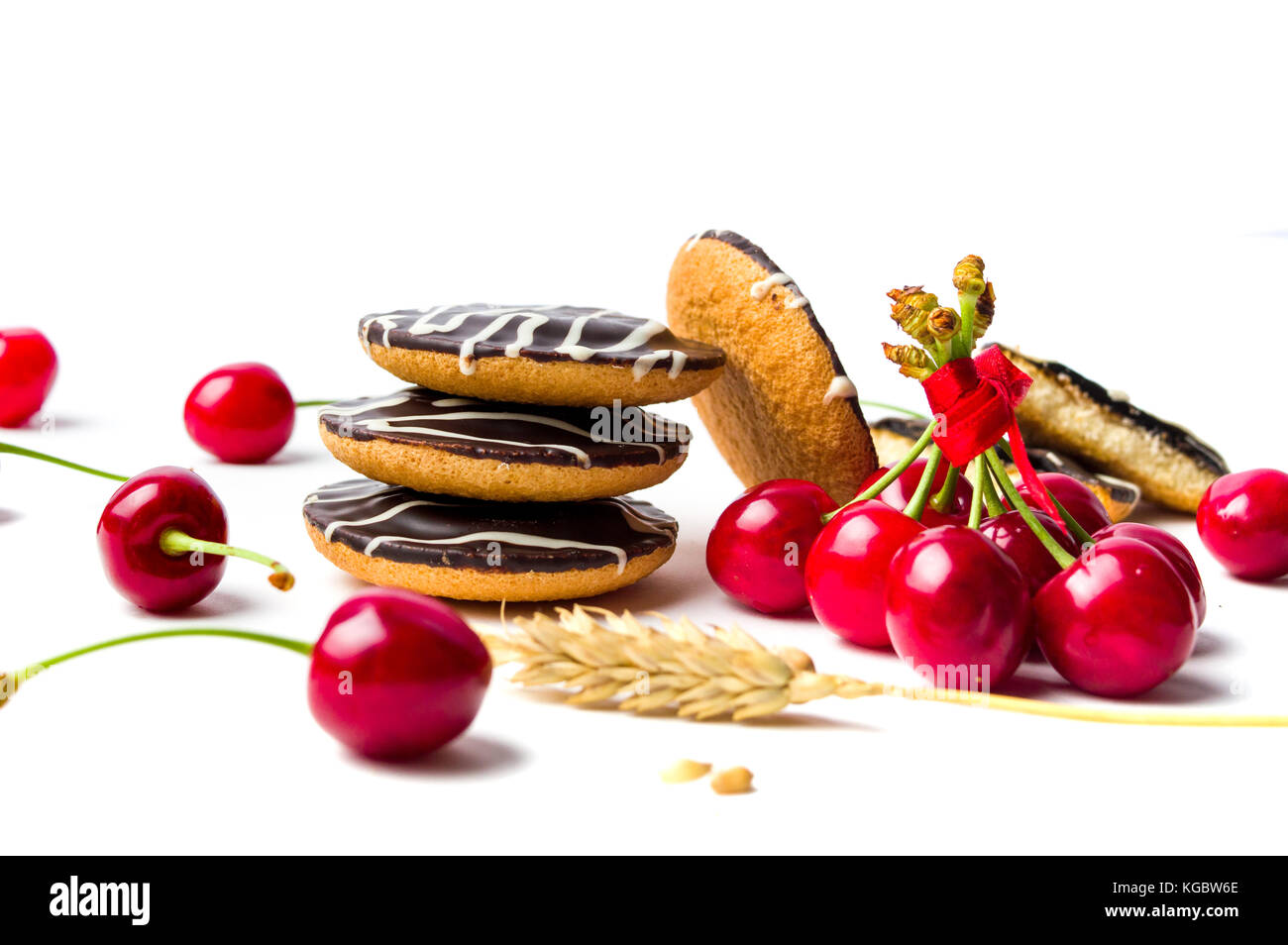 Biscuits et fruits cerise isolated on white Banque D'Images