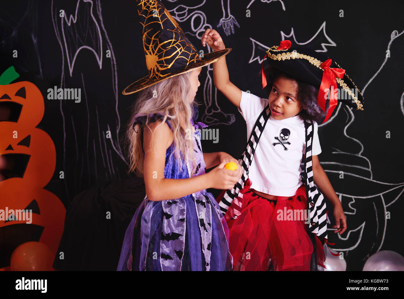 Deux jeunes filles de passer du temps ensemble à Halloween party Banque D'Images