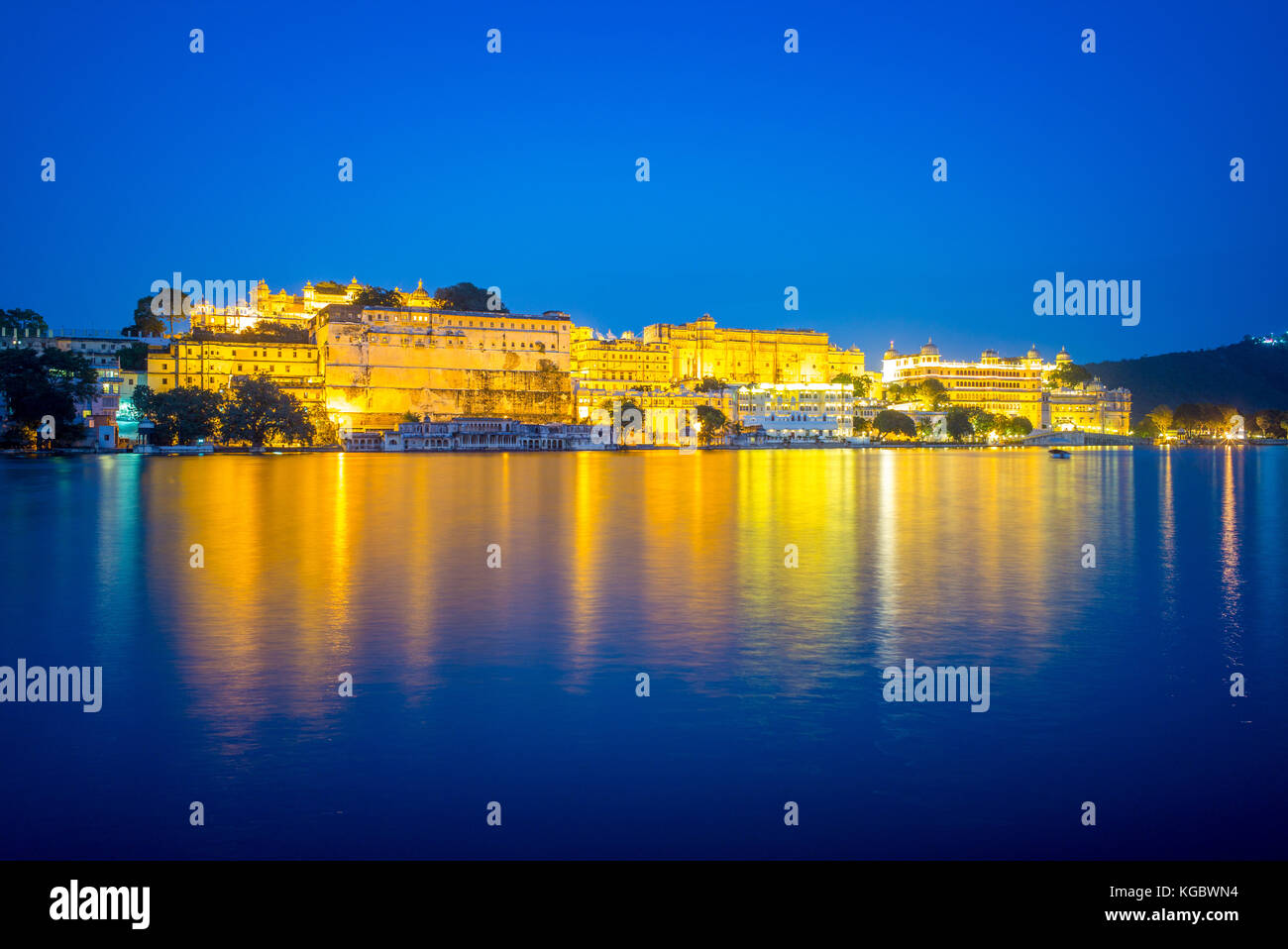 Vue de nuit city palace à Udaipur, Rajasthan, Inde Banque D'Images