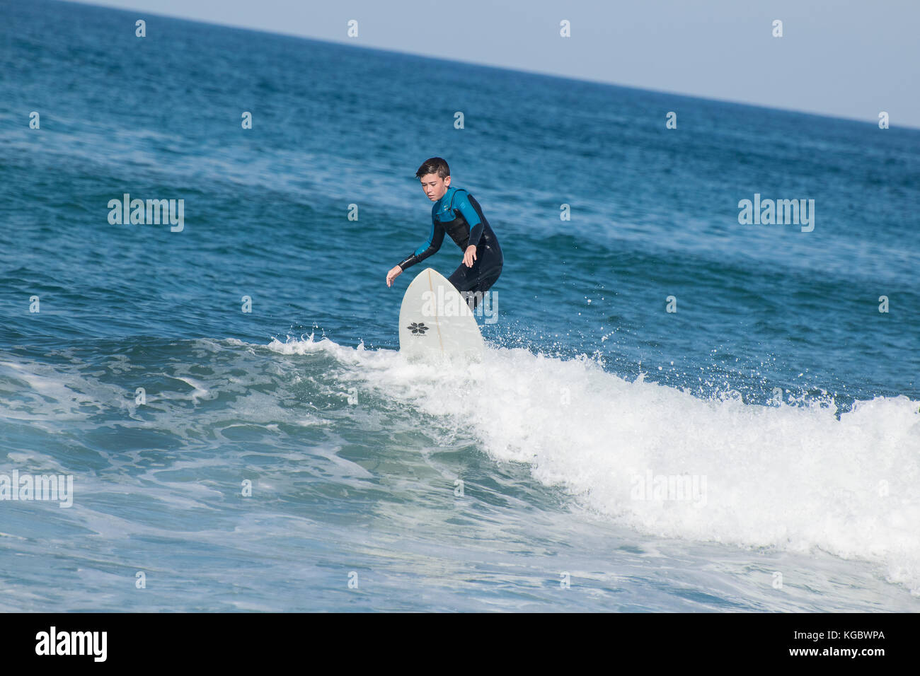 L'homme s'amusant du surf à Mallorca, Espagne Banque D'Images