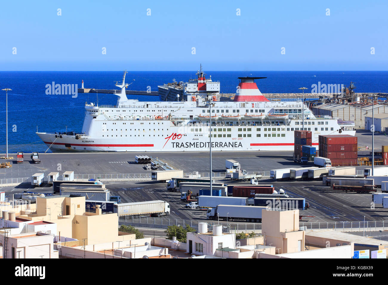 Le traversier de passagers Almariya (construit en 1981) de Trasmediterranea qui fonctionne sur l'Almeria (Espagne) Nador (Maroc) route mouillée à Almeria, Espagne Banque D'Images