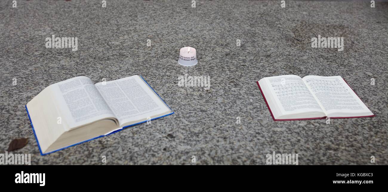 Bible et hymnes livre ouvert sur l'autel avec les petites et bougie inscrit Banque D'Images