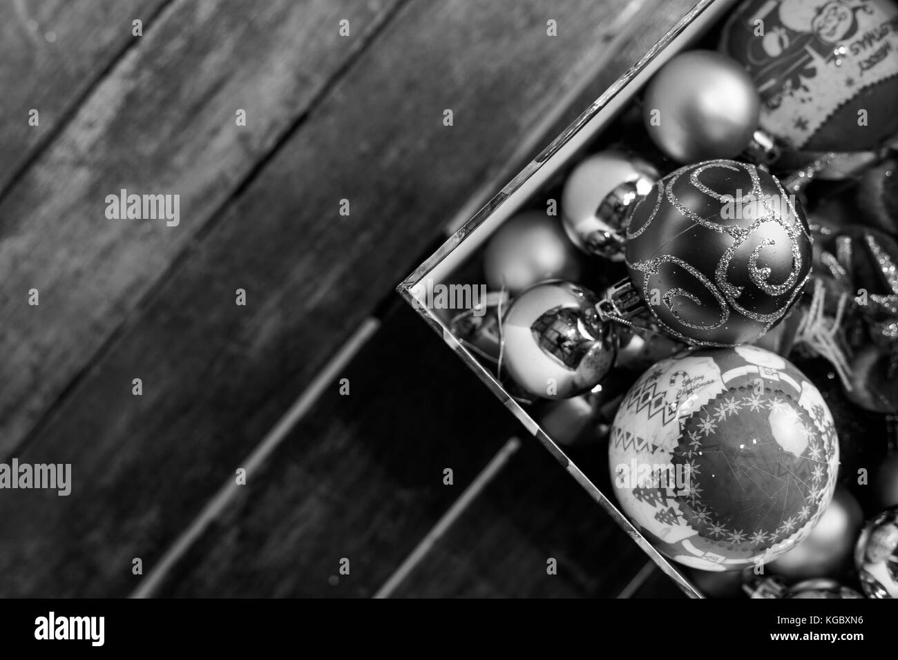 Close up image of Christmas Tree decorations portant sur une table rustique en bois prêt à être pendu sur un arbre de Noël. Banque D'Images