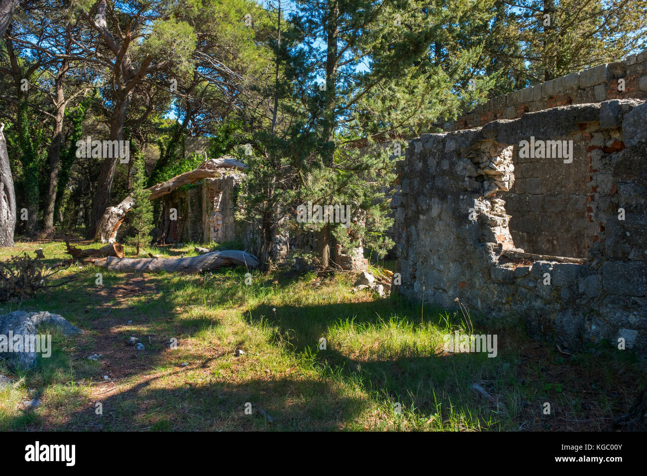 Des immeubles en ruines près du village de bosanka sur le mont Srd, près de Dubrovnik, Croatie, Europe Banque D'Images