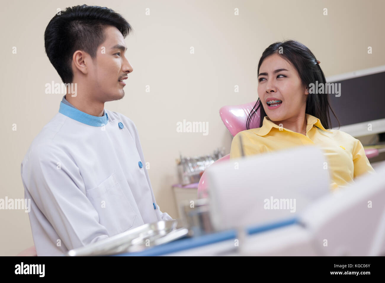 Female patient in bilan oral avec male dentist en clinique dentaire. soins de santé et d'entretien avec un concept d'experts Banque D'Images