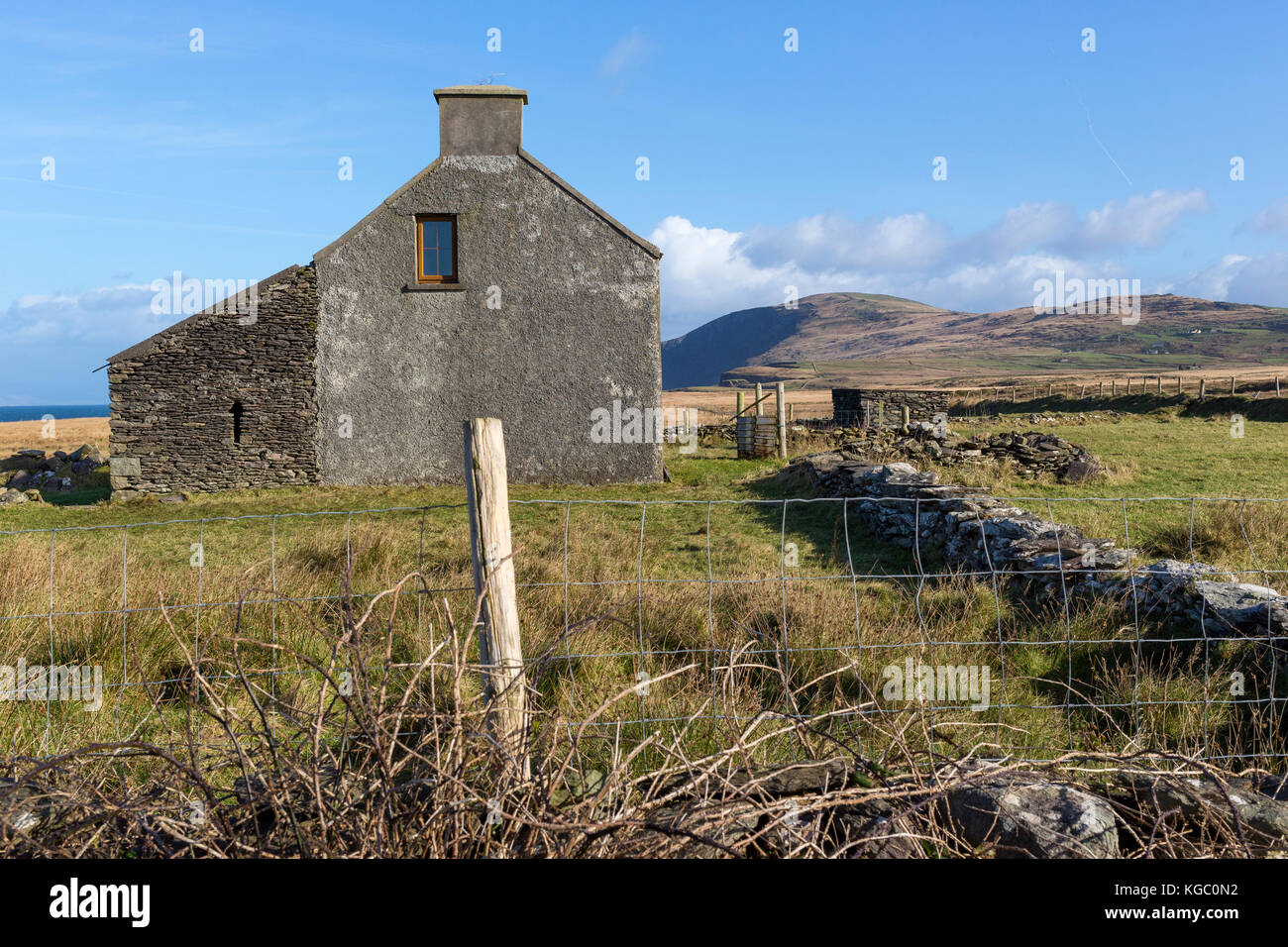 Vieux, abandonnés, maison isolée à rénover, l'île de Valentia, Irlande Banque D'Images