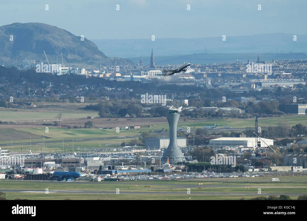 Un avion de British Airways décolle de l'aéroport d'Édimbourg, Ingliston, Édimbourg. Banque D'Images