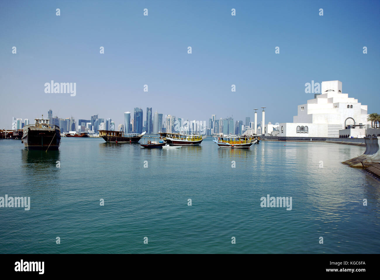 Doha, Qatar - 6 novembre, 2017 : vue sur la baie de Doha à partir de la corniche, avec l'entreprise loin des tours et le musée d'art islamique Banque D'Images