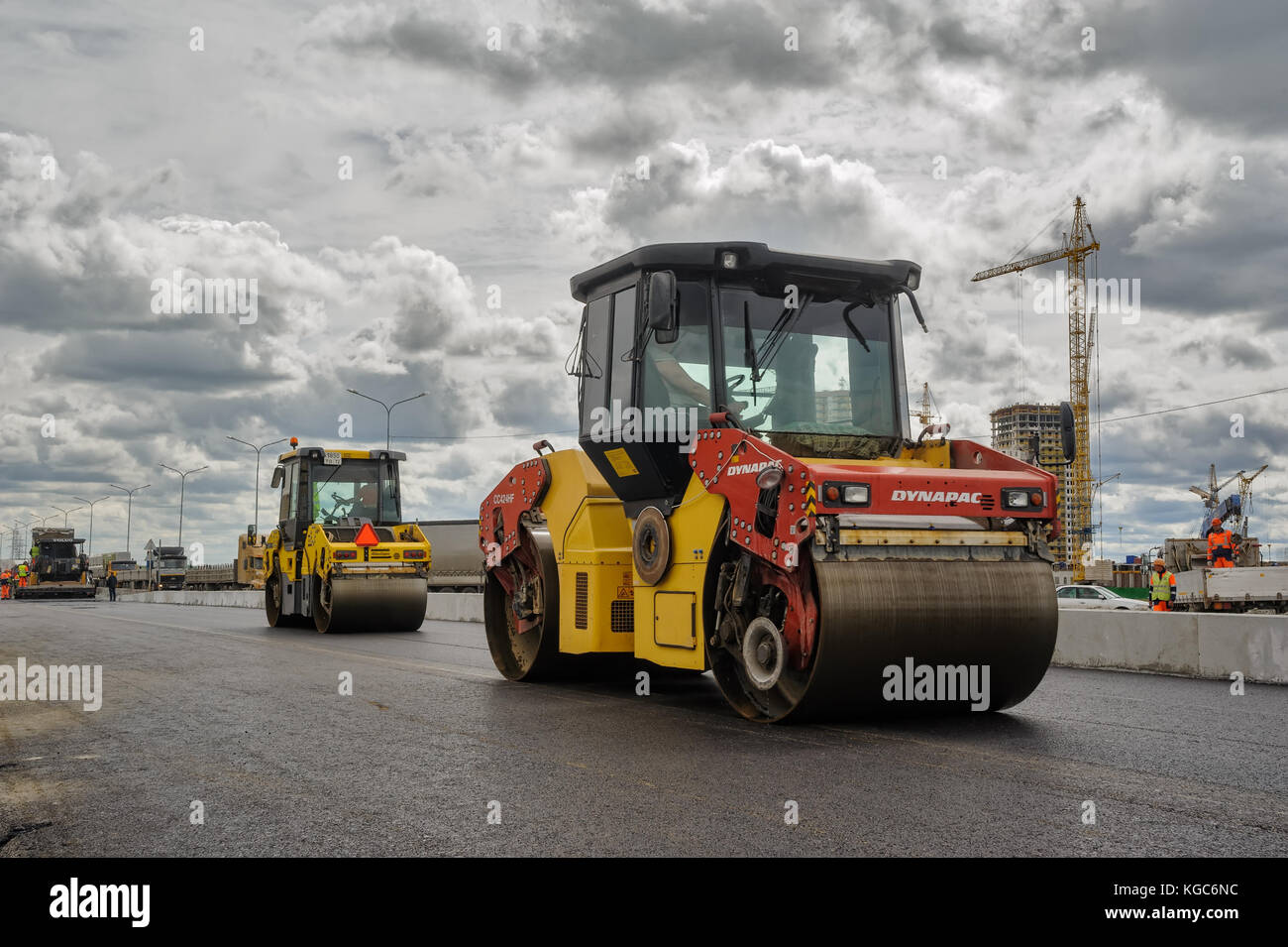 Rouleaux comprimant le sable sur l'autoroute Banque D'Images