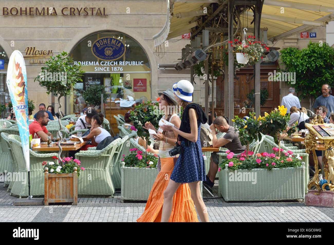 Les touristes à pied par place médiévale au centre historique de Prague, République tchèque, le 15 août 2016 Banque D'Images