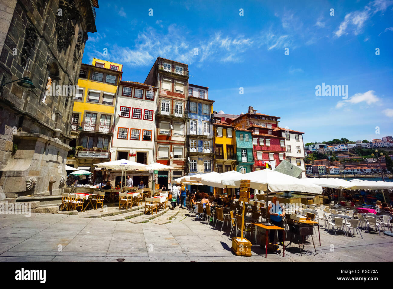 Les touristes visitent les restaurants de la célèbre place Ribeira Banque D'Images