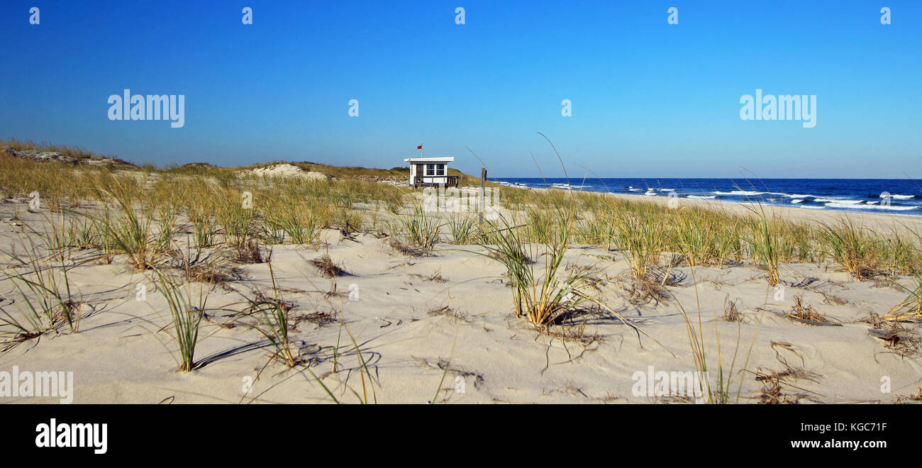 Le drapeau rouge sur le dessus de la garde de la vie abandonné shack, signale la fin d'une longue saison de la plage en été et inaugure l'automne tranquille solitude Banque D'Images