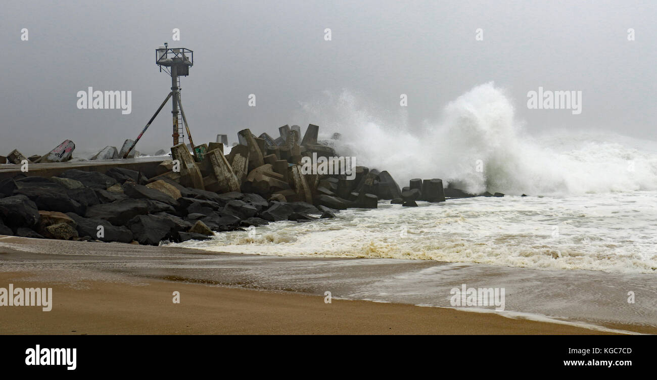 Cette balise de navigation est d'autant plus importants sur ce orageux, jour brumeux comme il guide les bateaux de pêche dans le port par le fracas des vagues Banque D'Images