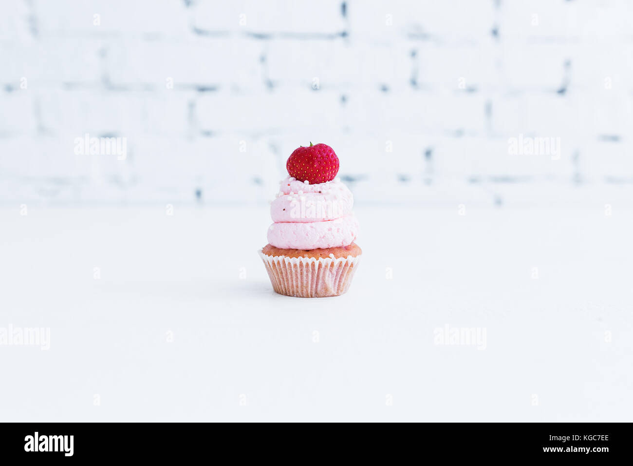 Strawberry capcake avec crème au mascarpone avec des fraises. fond blanc. Banque D'Images