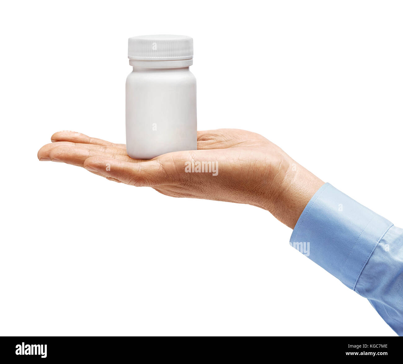 La main de l'homme en shirt holding medical bouteille avec pills isolé sur fond blanc. palm up, Close up produit haute résolution. Banque D'Images