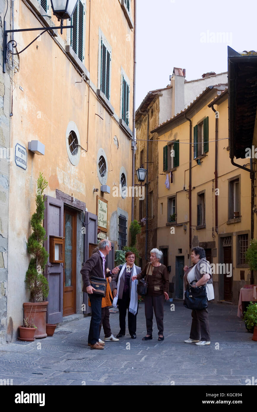 Un groupe de touristes seniors appréciant la Piazza di Pescheria, Cortona, Arezzo, Toscane, Italie Banque D'Images