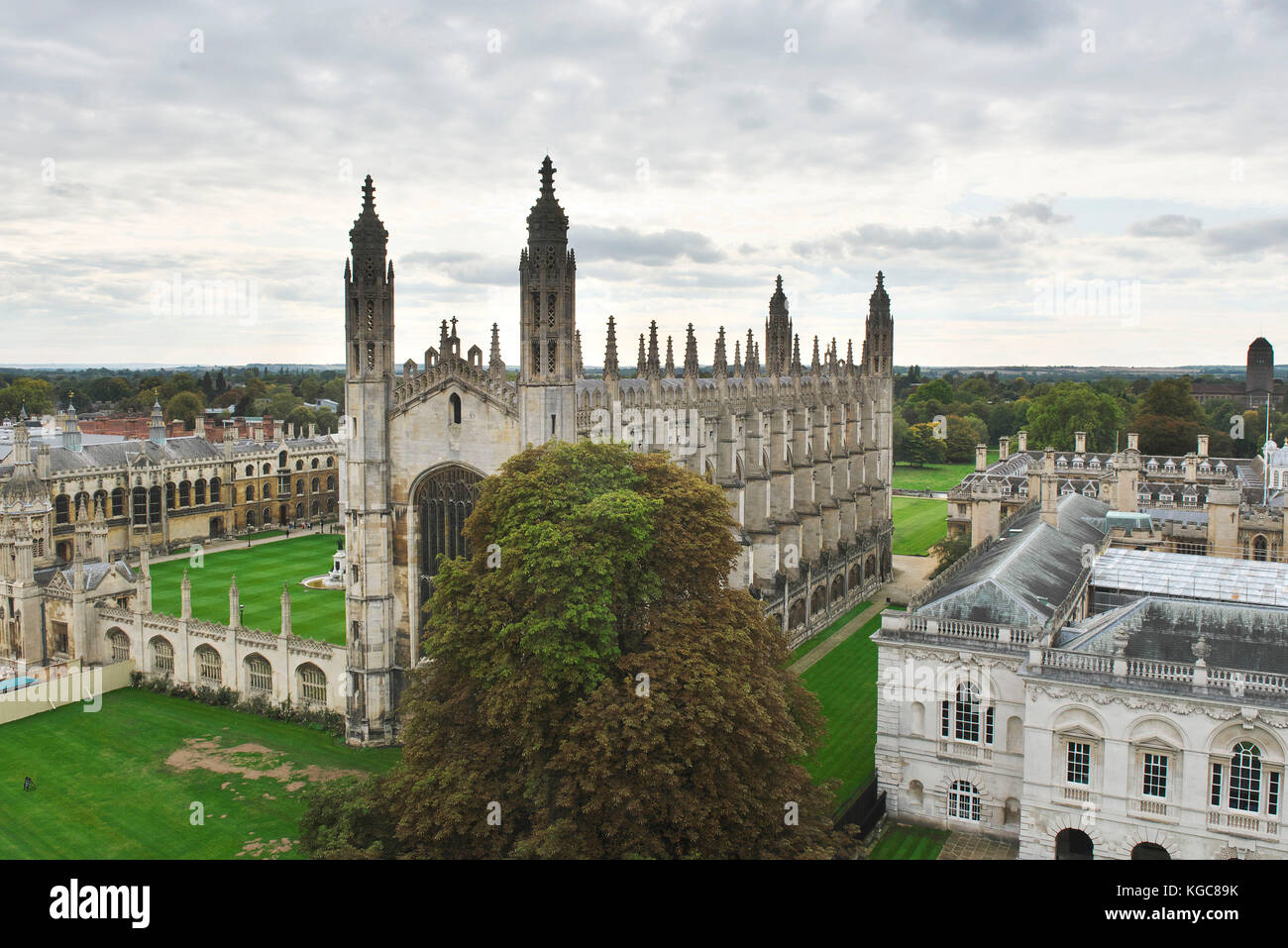 Vue de St Marys Church tower dans le centre historique de Cambridge ville de la place du marché et King's College dans le centre-ville Banque D'Images