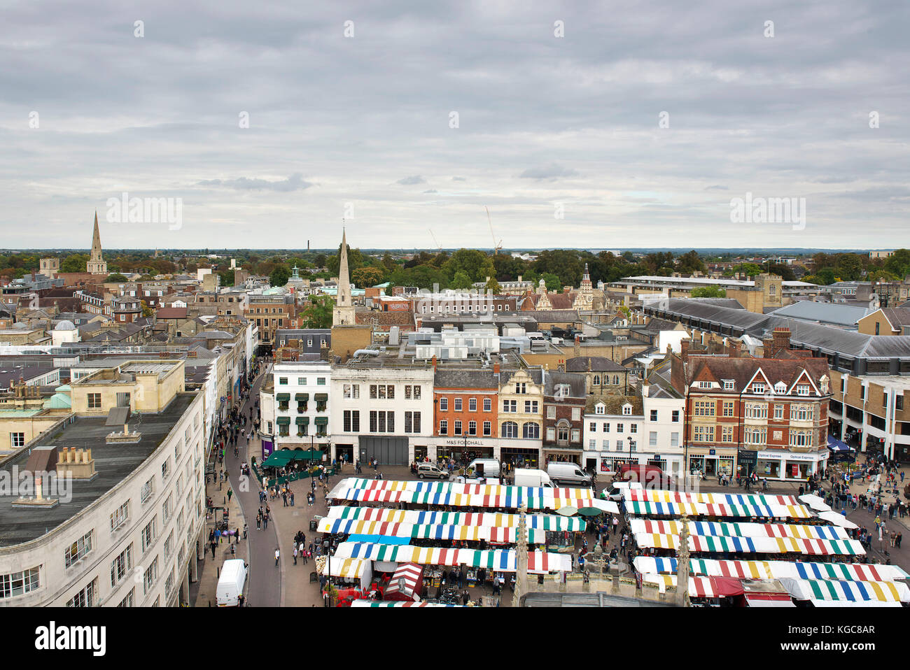 Vue de St Marys Church tower dans le centre historique de Cambridge ville de la place du marché et King's College dans le centre-ville Banque D'Images