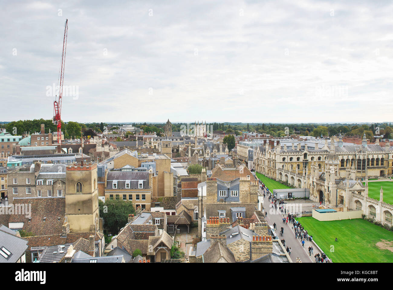 Vue de St Marys Church tower dans le centre historique de Cambridge ville de la place du marché et King's College dans le centre-ville Banque D'Images