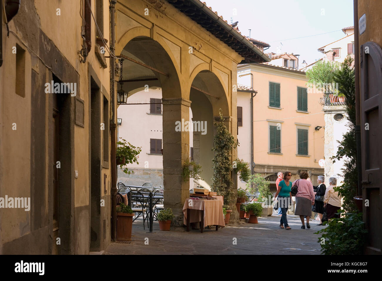 Piazza di Pescheria et le restaurant la Loggetta en plein air donnent sur la Piazza della Repubblica, Cortona, Arezzo, Toscane, Italie Banque D'Images