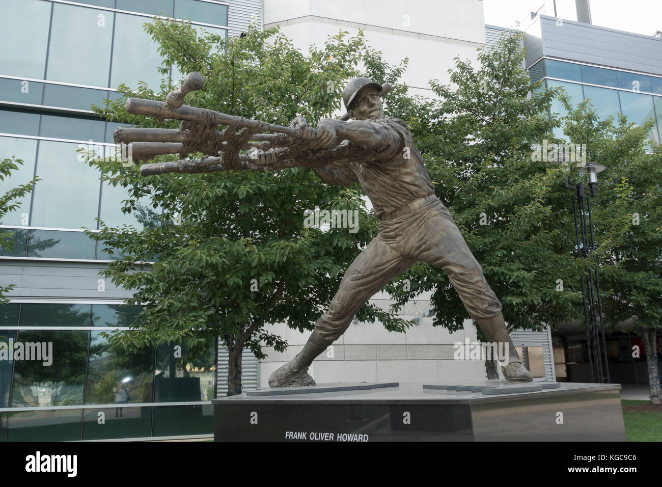 Statue de Frank Oliver Howard ('Hondo') à l'entrée de ressortissants étrangers Park, stade des Nationals de Washington, Washington DC, United States. Banque D'Images