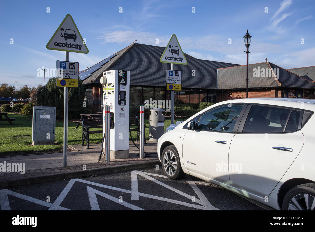 La Nissan LEAF, la voiture électrique à un point de recharge à une station-service sur autoroute Banque D'Images