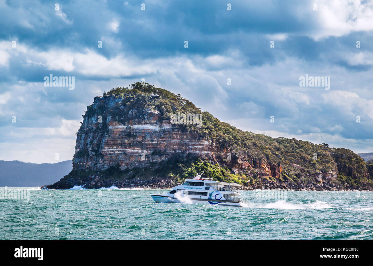 L'Australie, Nouvelle Galles du Sud, Côte Centrale, Broken Bay, Ettalong-Palm Beach ferry passe Lion Island Nature Reserve dans l'estuaire de la rivière Hawkesbury. Banque D'Images