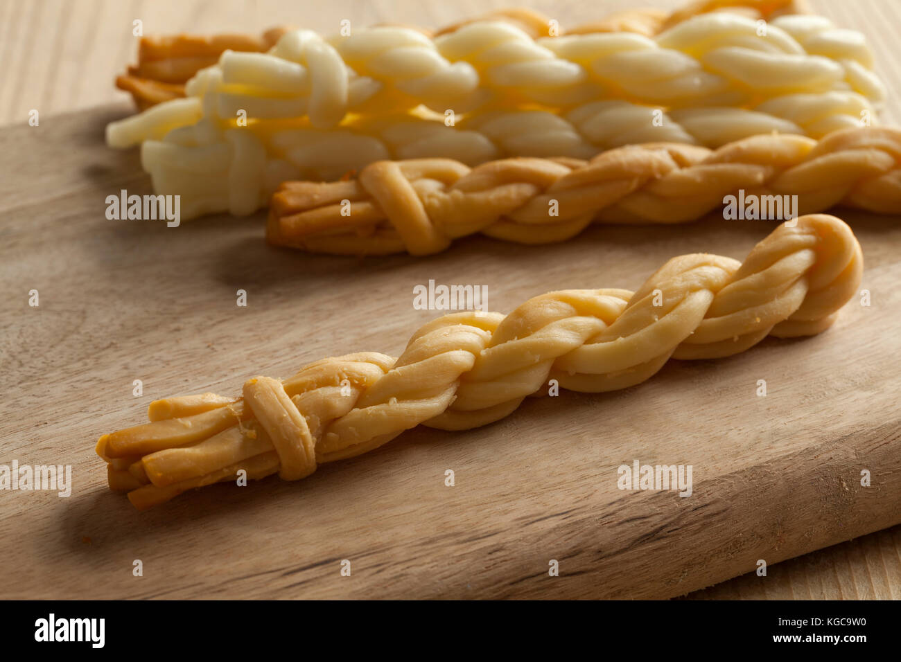 Fumé et slovaques traditionnels fabriqués à la main korbacik non fumée fromage de chaîne Banque D'Images