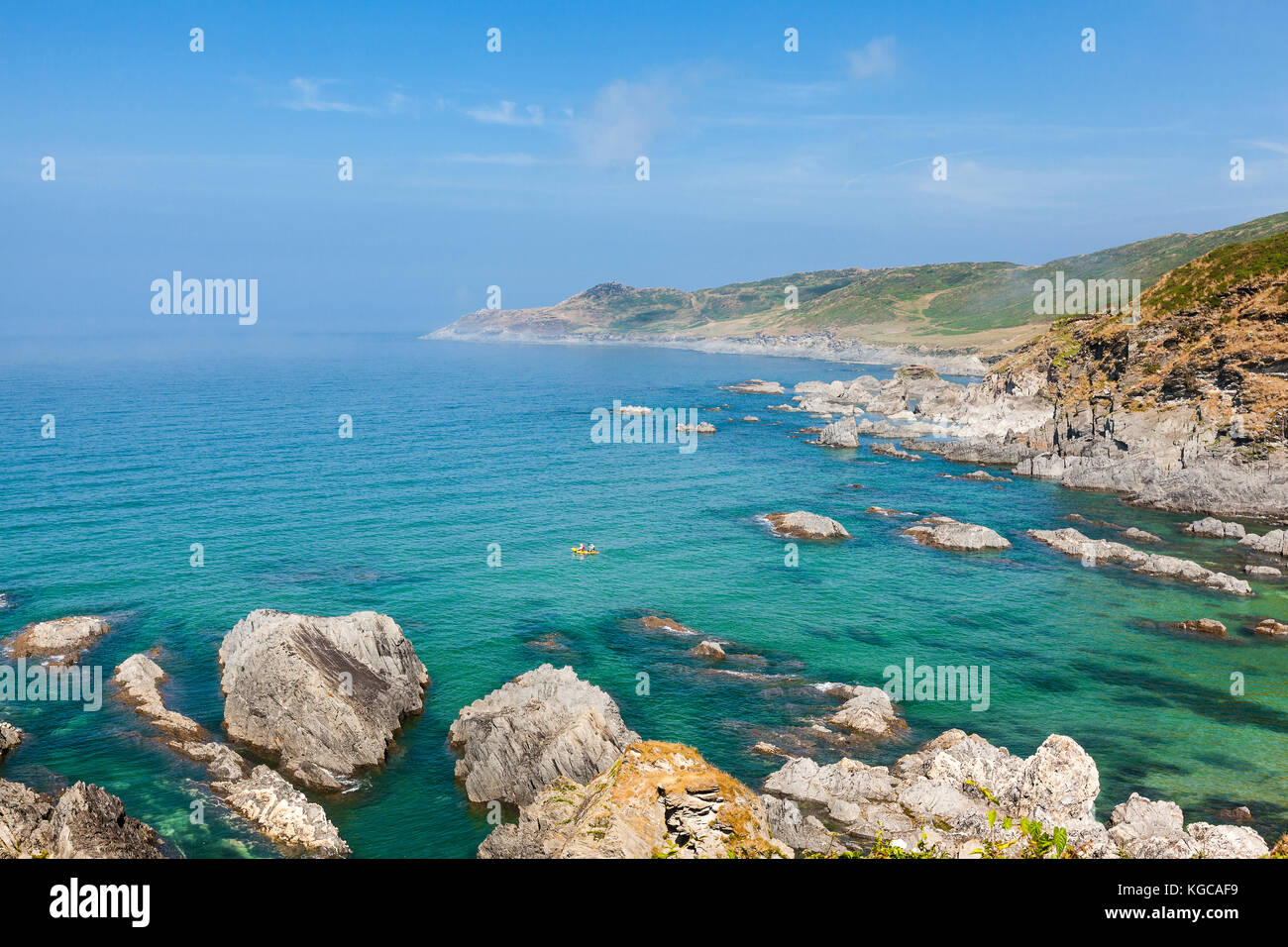 Côte près de Woolacome dans le Devon avec une mer bleue calme et claire. Banque D'Images