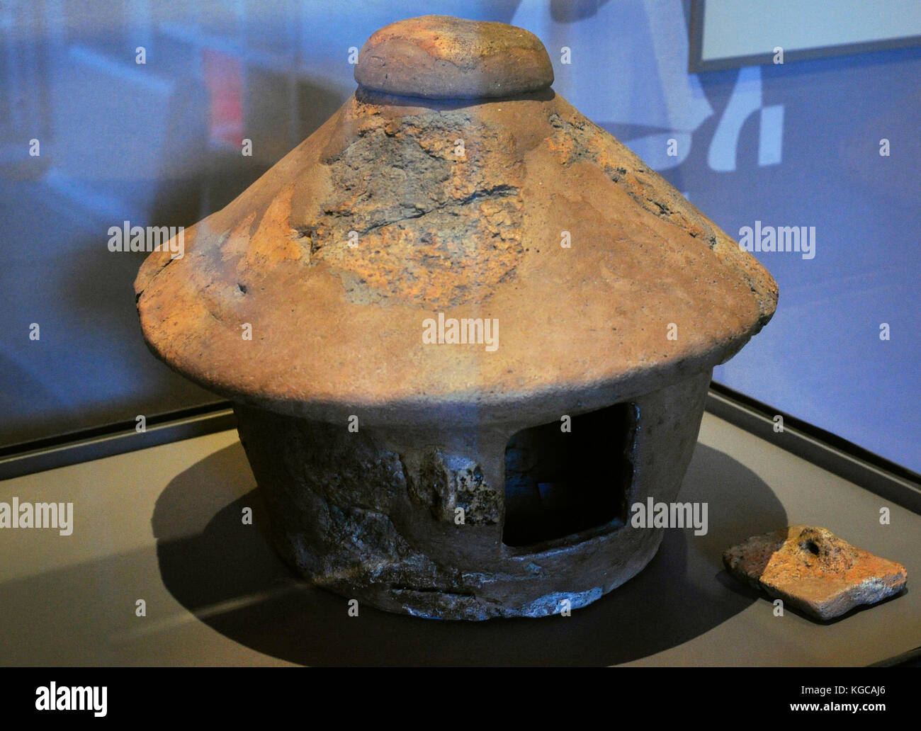 De l'urne dans la forme d'une maison pour l'enterrement. Il y a environ 3 000 ans. monsteras, smaland. Historical Museum. Stockholm. Suède. Banque D'Images