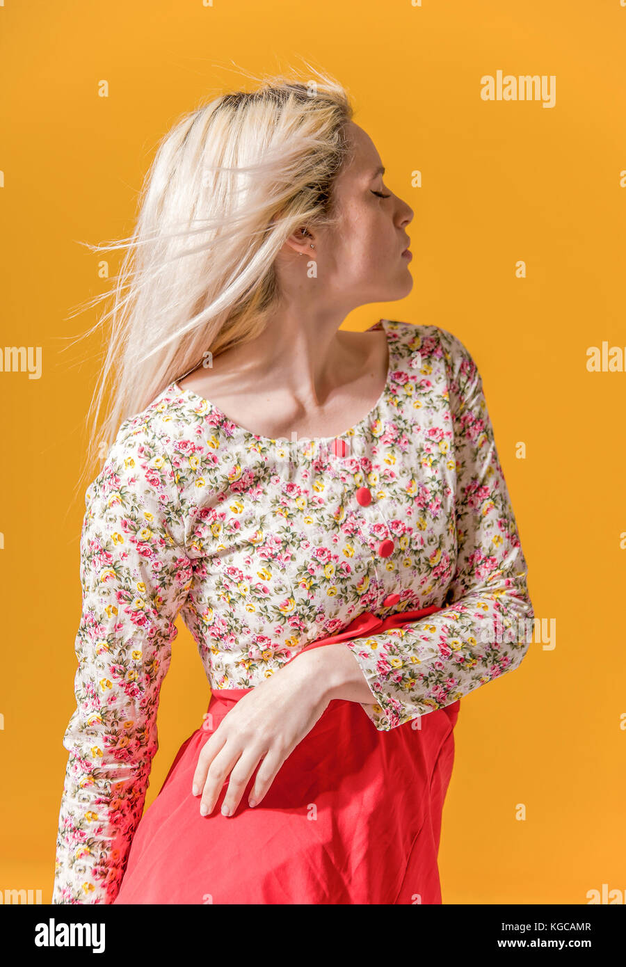 Fille dansant et bougeant les cheveux Banque D'Images