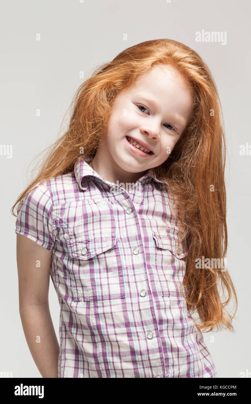 Jolie Petite Fille Rousse En Chemise A Carreaux Pantalon Bleu Vif Et Blanc Boots Photo Stock Alamy Jolie Petite Fille Rousse En Chemise A Carreaux Pantalon Bleu Vif Et Blanc Boots Photo Stock Alamy