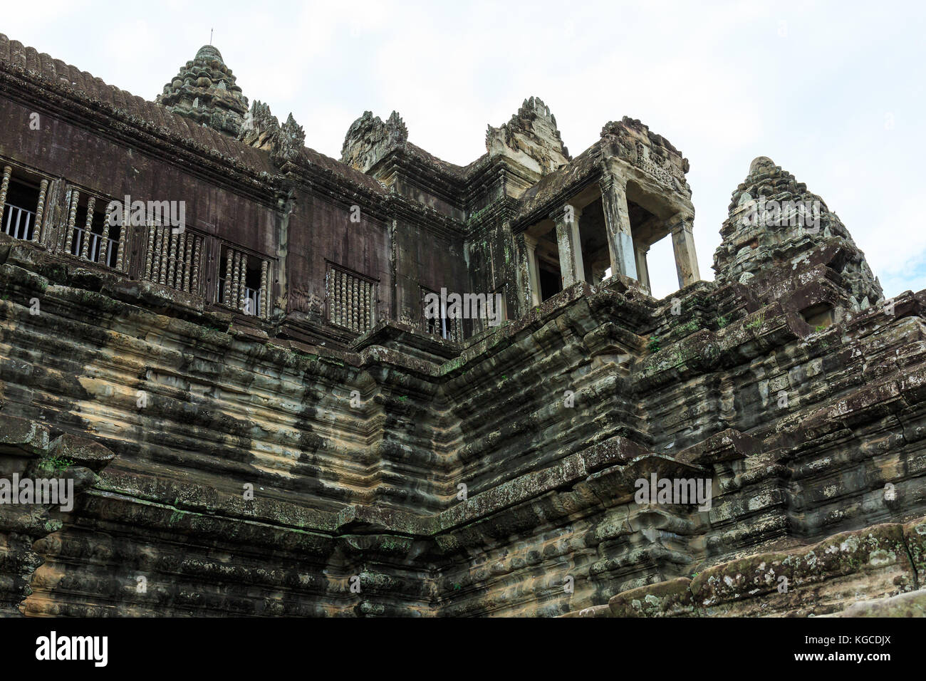 Droit d'angkor wat towers prises à partir du sol. Banque D'Images