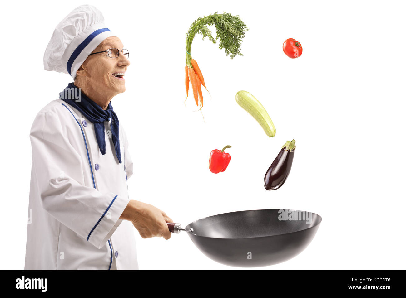 Personnes âgées chef de cuire les légumes dans un wok pan isolé sur fond blanc Banque D'Images
