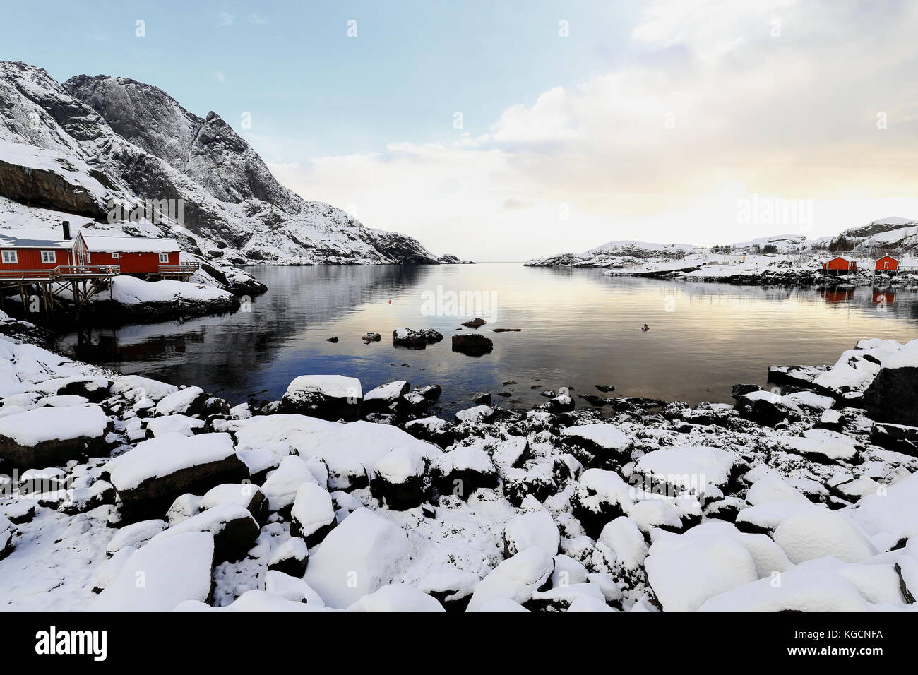 Côte escarpée couverte de neige parsemé de rorbuer rouge-cabanes de pêcheurs traditionnels en bois maintenant pour l'utilisation touristique dans le domaine de la s vika.de pêche nusfjord vi Banque D'Images