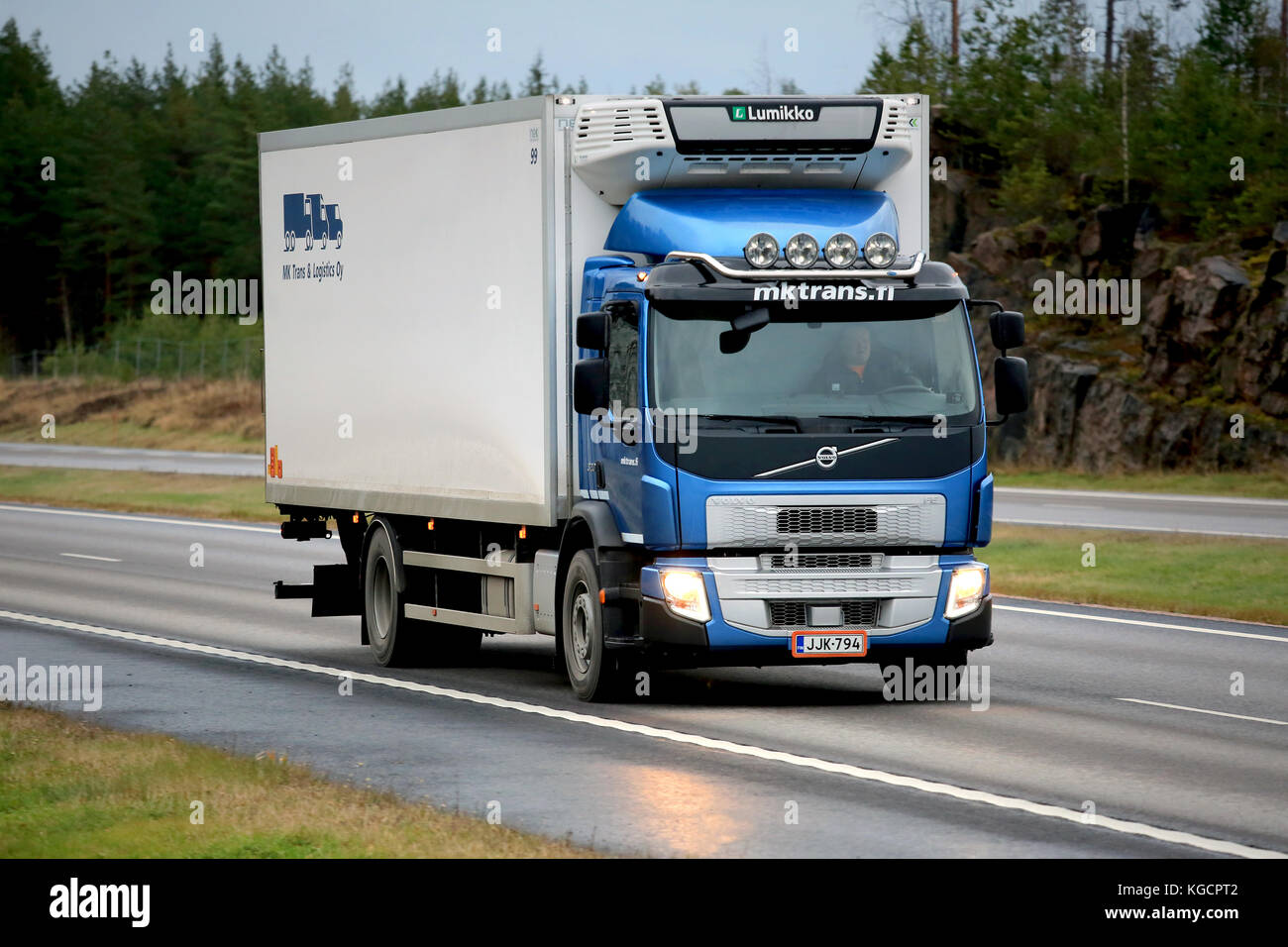 PAIMIO, FINLANDE - 6 NOVEMBRE 2015 : camion de transport réfrigéré Blue Volvo FE sur autoroute. Volvo FE est un véhicule polyvalent pour la ville et la région Banque D'Images