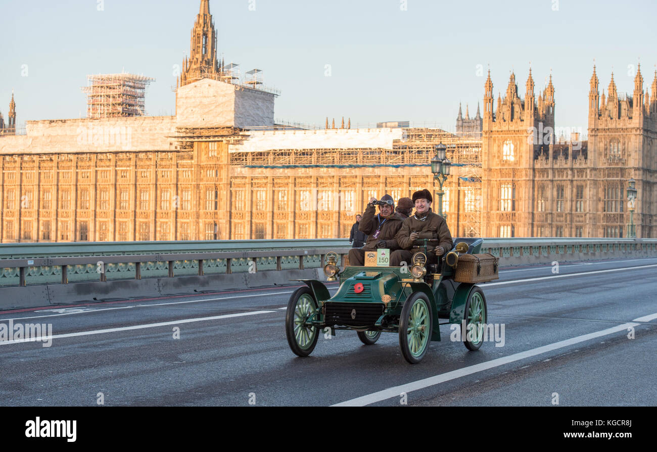 5 novembre 2017. Bonhams de Londres à Brighton, le plus long événement automobile au monde, 1902 Autocar sur le pont de Westminster. Banque D'Images