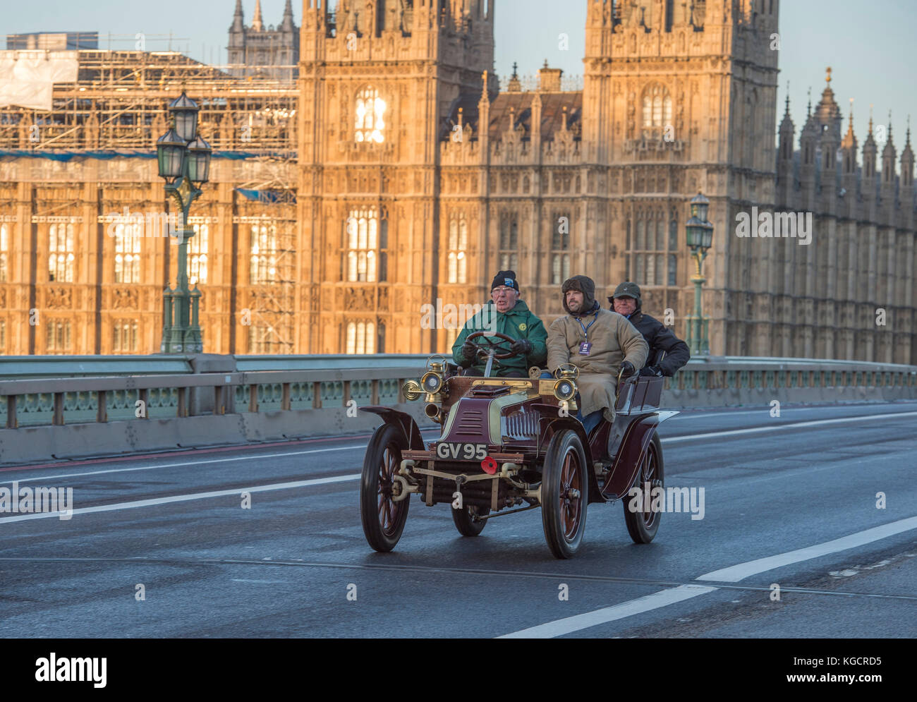 5 novembre 2017. Bonhams de Londres à Brighton, la course automobile de vétéran, la plus longue course automobile au monde, 1902 Darracq sur le pont de Westminster. Banque D'Images