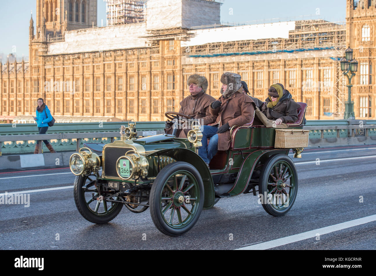 5 novembre 2017. Bonhams de Londres à Brighton, la course automobile de vétéran, la plus longue course automobile au monde, 1903 Darracq sur le pont de Westminster. Banque D'Images