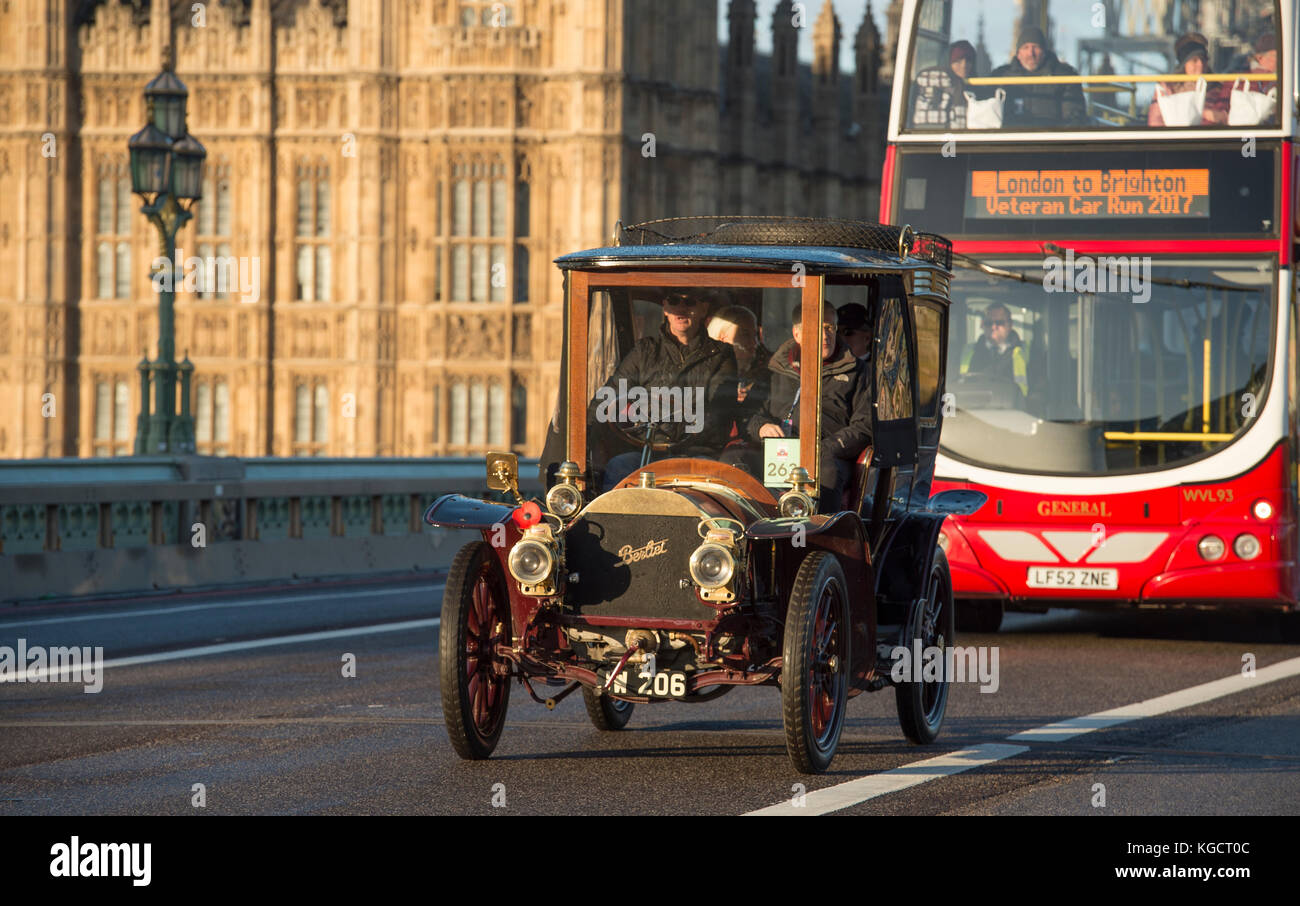 5 novembre 2017. Bonhams de Londres à Brighton, le plus long événement automobile au monde, 1903 Berliet traverse le pont de Westminster. Banque D'Images