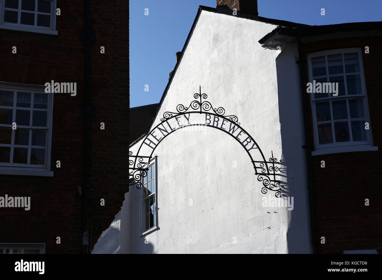 Signalisation historique en fer forgé sur l'ancien site de Henley Brewery à Henley-on-Thames, Oxfordshire, Angleterre. L'entrée originale a été prés Banque D'Images